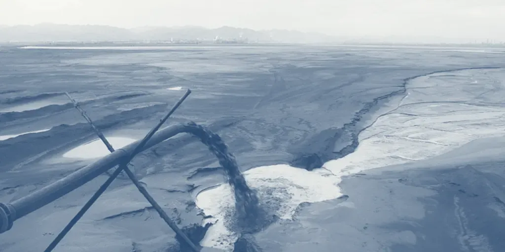 Pipes discharging into the waste lake shown in the article about the Baogang complex.
